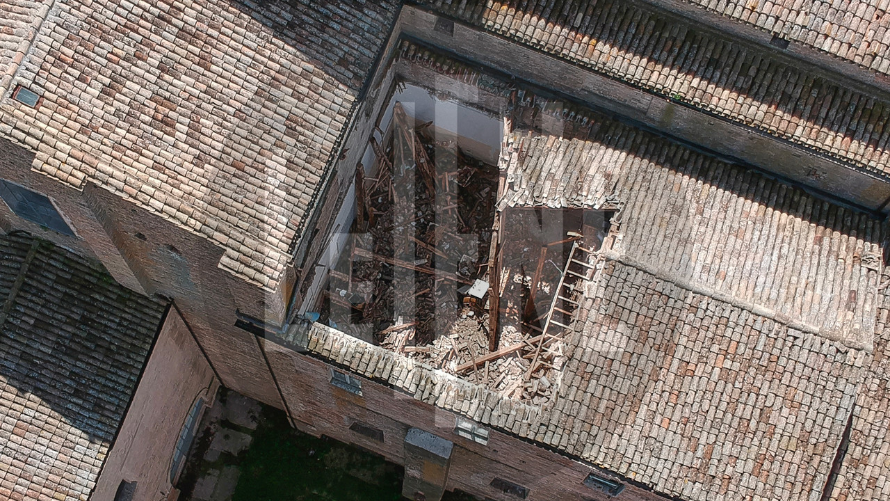 Fermo foto tetto scuola crollata