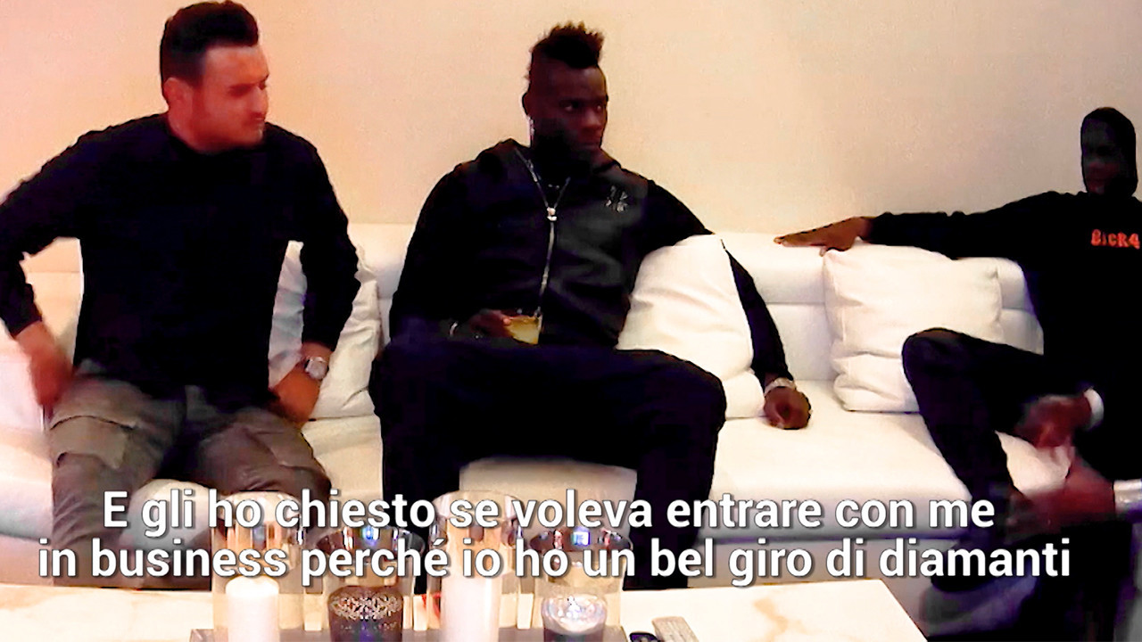scherzo mario balotelli foto