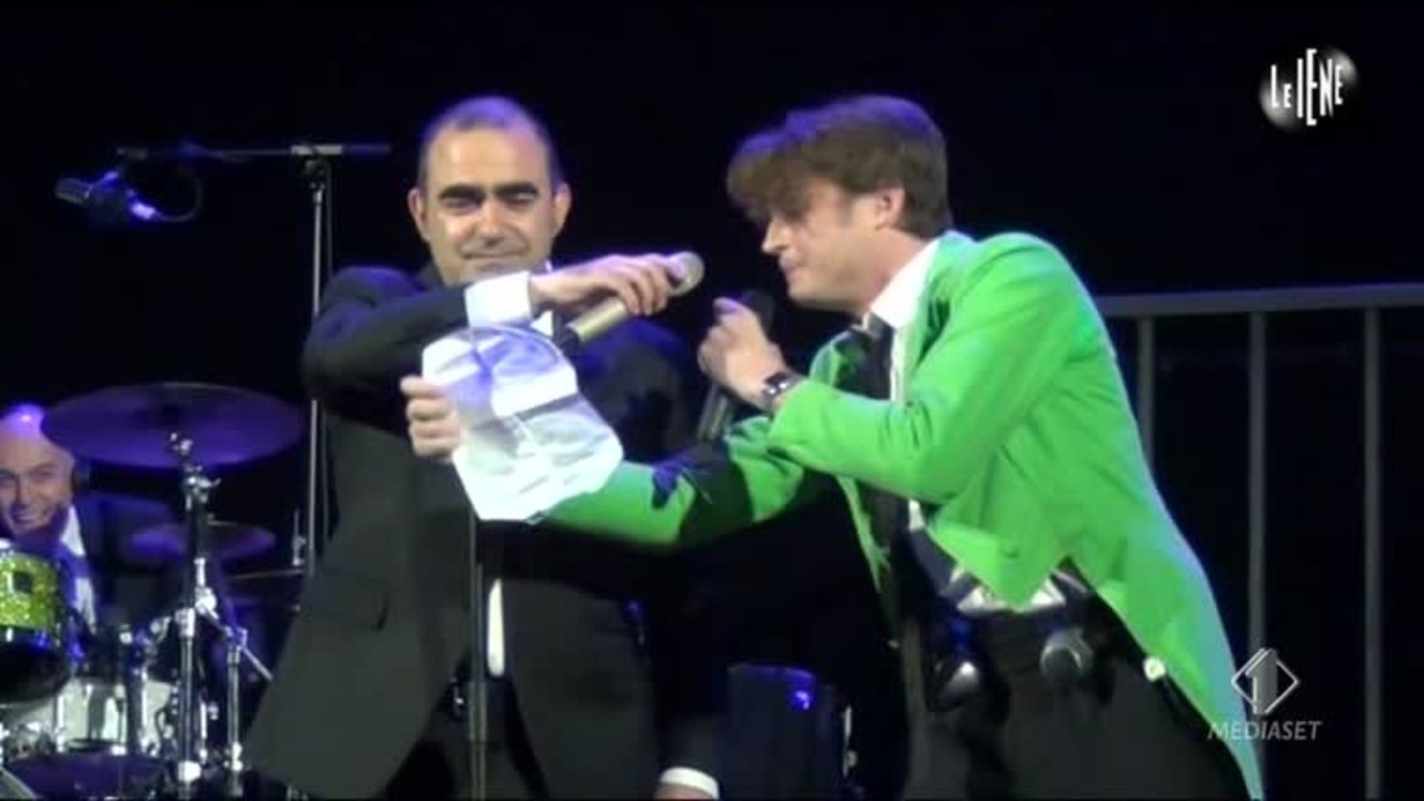 Angelo Duro Le Iene Il Cantante Senza Pubblico