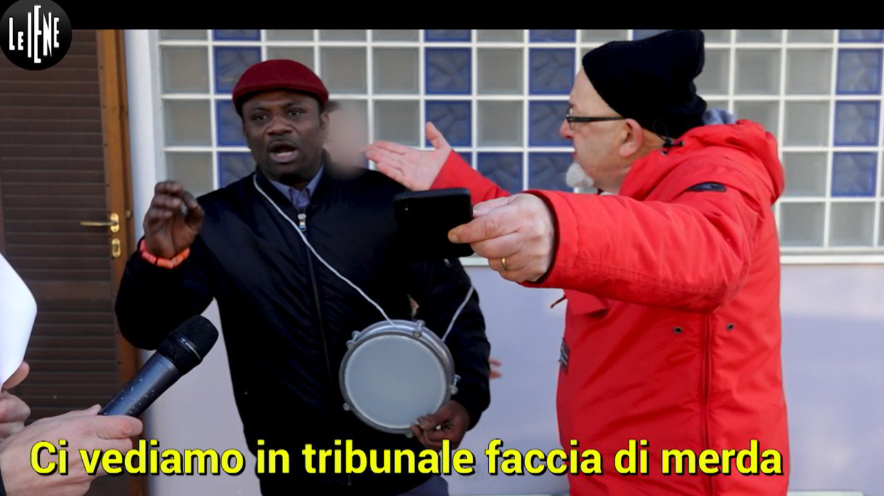 L'ex lavoratore nigeriano canta per avere i suoi soldi da Tiziano Renzi | VIDEO