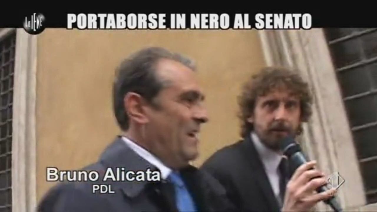 ROMA: Portaborse in nero al Senato