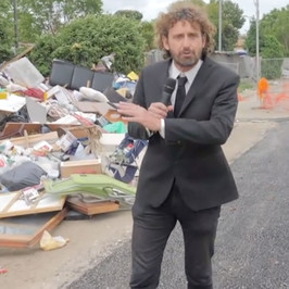 Fumi tossici campo rom scuola calcio Raggi rimozione rifiuti