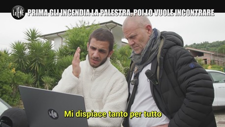 Prima gli incendia la palestra, poi lo vuole incontrare