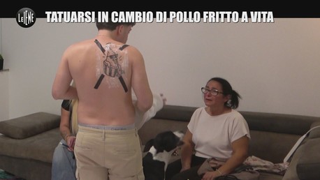 Tatuarsi in cambio di pollo fritto a vita