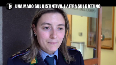 Una mano sul distintivo, l'altra sul bottino